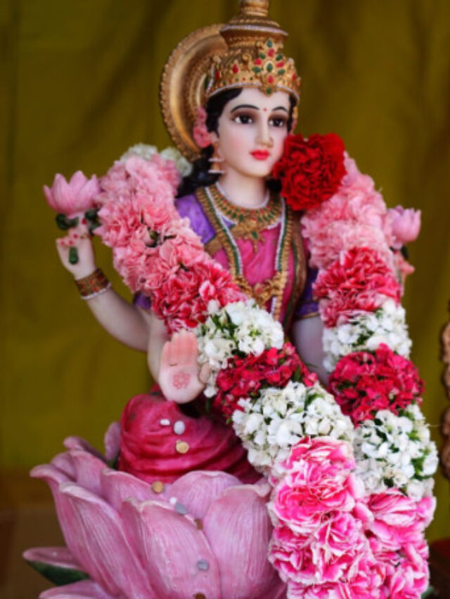 नरक चतुर्दशी पर आज माँ लक्ष्मी जी को चढ़ाएं ये चीज़ , माँ होगी खुश